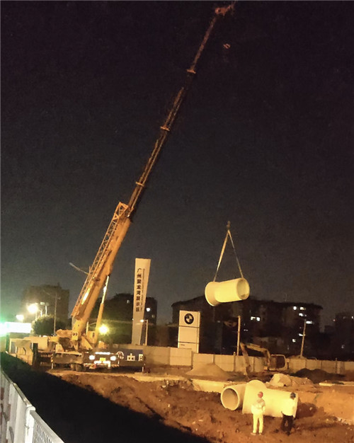 昂昂溪区“弯臂矫正”—— 吊车的 “形变补偿” 技术